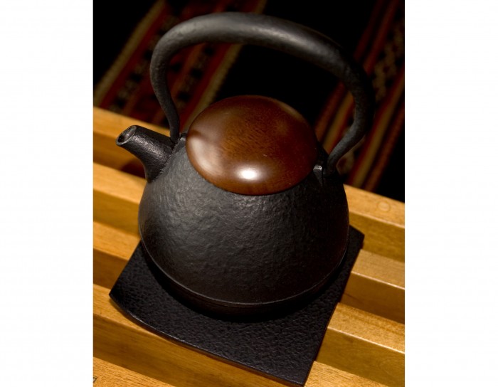 Japanese Tetsubin - Nest-shaped with Wood Lid and Matching Trivet Handmade cast-iron teapot